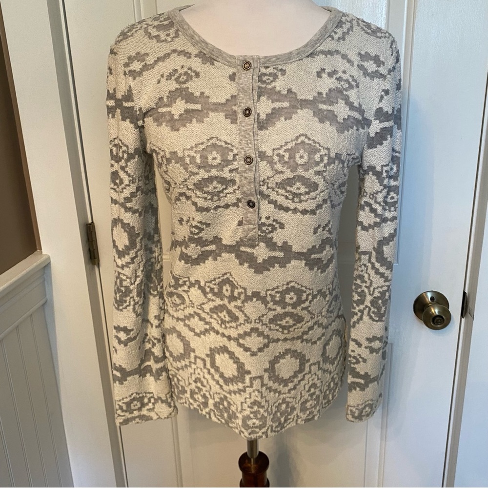 DYLAN TOP HENLEY BUTTONS LONG SLEEVE GRAY WHITE TEXTURED BURN OUT SIZE S